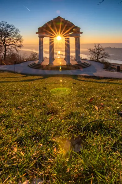 Manzara çekiminde güzel bir tapınak. Bir kış sabahı gün doğumu. Niederwaldtempel, Niederwald Anıtı, Hesse, Almanya