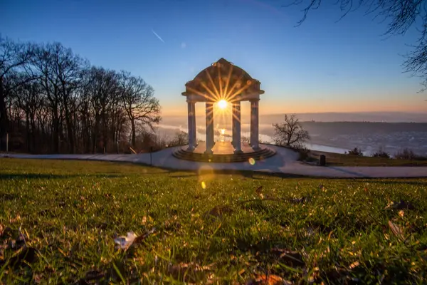 Manzara çekiminde güzel bir tapınak. Bir kış sabahı gün doğumu. Niederwaldtempel, Niederwald Anıtı, Hesse, Almanya