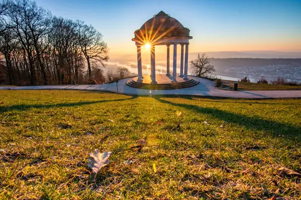 Manzara çekiminde güzel bir tapınak. Bir kış sabahı gün doğumu. Niederwaldtempel, Niederwald Anıtı, Hesse, Almanya