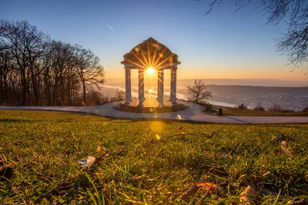 Manzara çekiminde güzel bir tapınak. Bir kış sabahı gün doğumu. Niederwaldtempel, Niederwald Anıtı, Hesse, Almanya