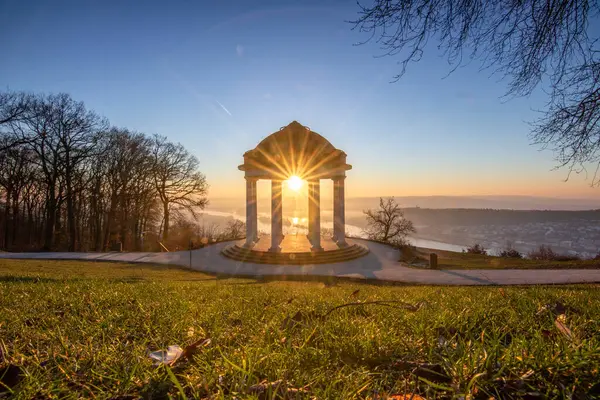 Manzara çekiminde güzel bir tapınak. Bir kış sabahı gün doğumu. Niederwaldtempel, Niederwald Anıtı, Hesse, Almanya