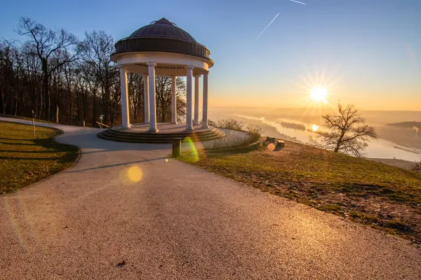 Manzara çekiminde güzel bir tapınak. Bir kış sabahı gün doğumu. Niederwaldtempel, Niederwald Anıtı, Hesse, Almanya