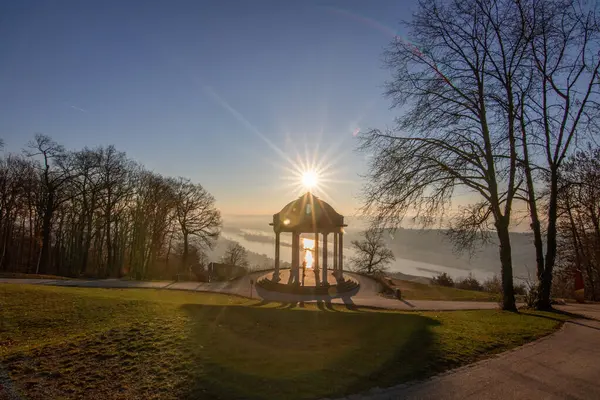 Manzara çekiminde güzel bir tapınak. Bir kış sabahı gün doğumu. Niederwaldtempel, Niederwald Anıtı, Hesse, Almanya