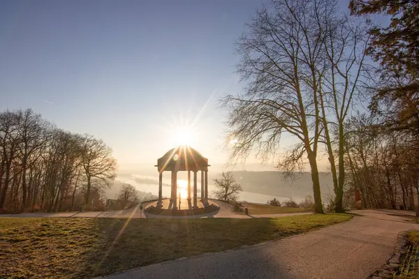 Manzara çekiminde güzel bir tapınak. Bir kış sabahı gün doğumu. Niederwaldtempel, Niederwald Anıtı, Hesse, Almanya