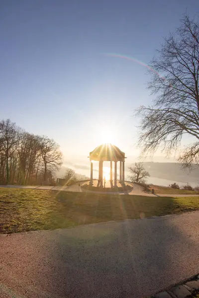 Manzara çekiminde güzel bir tapınak. Bir kış sabahı gün doğumu. Niederwaldtempel, Niederwald Anıtı, Hesse, Almanya