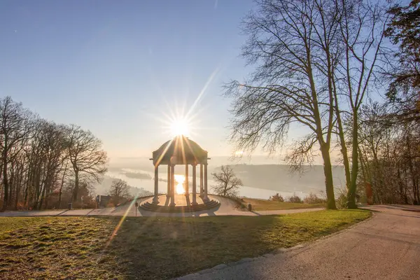 Manzara çekiminde güzel bir tapınak. Bir kış sabahı gün doğumu. Niederwaldtempel, Niederwald Anıtı, Hesse, Almanya