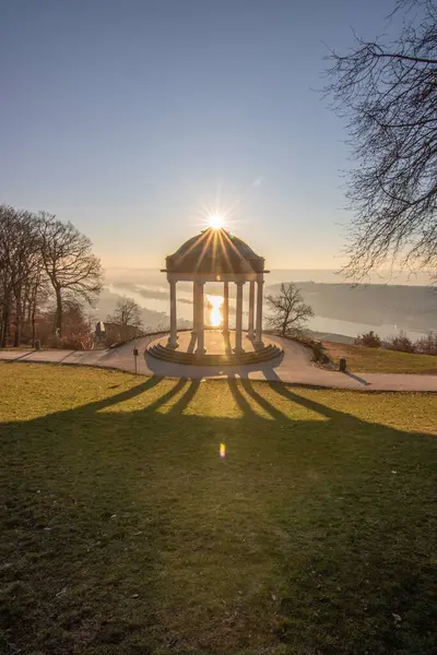 Manzara çekiminde güzel bir tapınak. Bir kış sabahı gün doğumu. Niederwaldtempel, Niederwald Anıtı, Hesse, Almanya