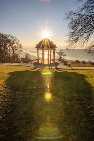 Manzara çekiminde güzel bir tapınak. Bir kış sabahı gün doğumu. Niederwaldtempel, Niederwald Anıtı, Hesse, Almanya