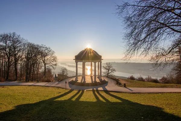 Manzara çekiminde güzel bir tapınak. Bir kış sabahı gün doğumu. Niederwaldtempel, Niederwald Anıtı, Hesse, Almanya