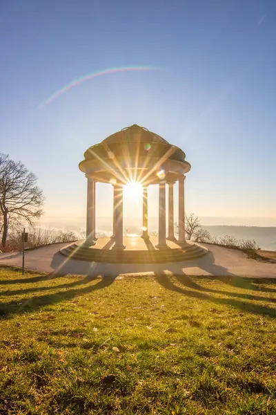Manzara çekiminde güzel bir tapınak. Bir kış sabahı gün doğumu. Niederwaldtempel, Niederwald Anıtı, Hesse, Almanya