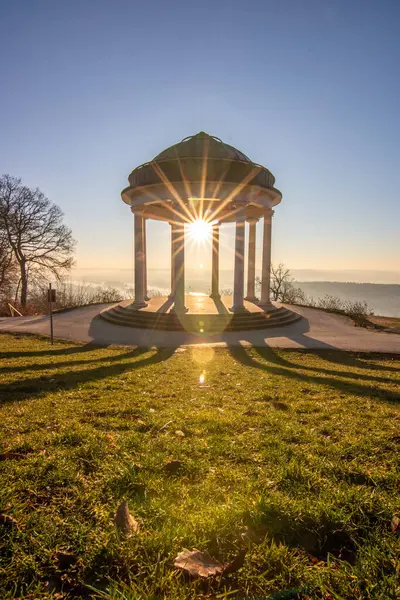 Manzara çekiminde güzel bir tapınak. Bir kış sabahı gün doğumu. Niederwaldtempel, Niederwald Anıtı, Hesse, Almanya