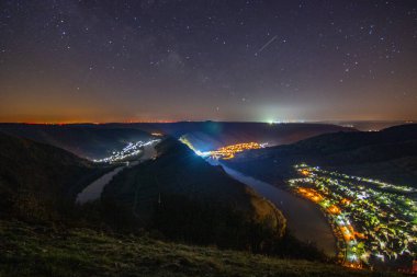 Moselle 'de bir gece. Nehir, Bremm, Calmont, Rhineland-Palatinate, Almanya yakınlarındaki üzüm bağlarıyla çevrili bir vadide dar bir döngüye girer.