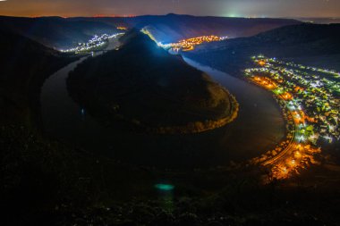 Moselle 'de bir gece. Nehir, Bremm, Calmont, Rhineland-Palatinate, Almanya yakınlarındaki üzüm bağlarıyla çevrili bir vadide dar bir döngüye girer.