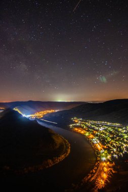 Moselle 'de bir gece. Nehir, Bremm, Calmont, Rhineland-Palatinate, Almanya yakınlarındaki üzüm bağlarıyla çevrili bir vadide dar bir döngüye girer.
