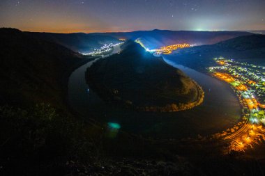 Moselle 'de bir gece. Nehir, Bremm, Calmont, Rhineland-Palatinate, Almanya yakınlarındaki üzüm bağlarıyla çevrili bir vadide dar bir döngüye girer.
