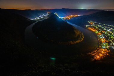 Moselle 'de bir gece. Nehir, Bremm, Calmont, Rhineland-Palatinate, Almanya yakınlarındaki üzüm bağlarıyla çevrili bir vadide dar bir döngüye girer.