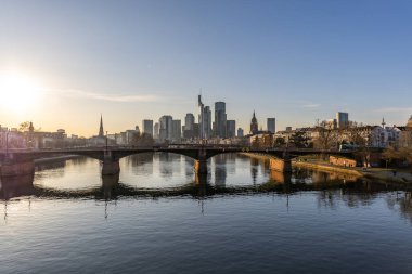 Akşamları, günbatımında modern bir silueti olan Main Nehri 'ne bakın. Şehrin ve Frankfurt 'taki çevresinin güzel manzarası, Hesse.