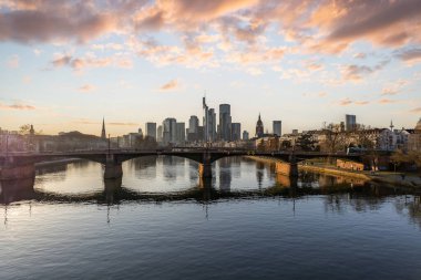 Akşamları, günbatımında modern bir silueti olan Main Nehri 'ne bakın. Şehrin ve Frankfurt 'taki çevresinin güzel manzarası, Hesse.
