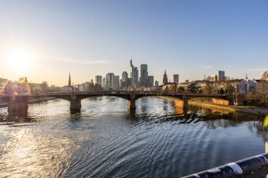 Akşamları, günbatımında modern bir silueti olan Main Nehri 'ne bakın. Şehrin ve Frankfurt 'taki çevresinin güzel manzarası, Hesse.