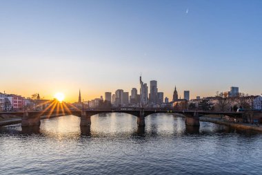 Akşamları, günbatımında modern bir silueti olan Main Nehri 'ne bakın. Şehrin ve Frankfurt 'taki çevresinin güzel manzarası, Hesse.