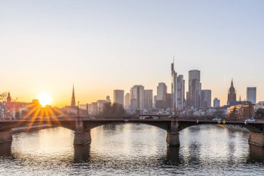 Akşamları, günbatımında modern bir silueti olan Main Nehri 'ne bakın. Şehrin ve Frankfurt 'taki çevresinin güzel manzarası, Hesse.