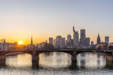 Akşamları, günbatımında modern bir silueti olan Main Nehri 'ne bakın. Şehrin ve Frankfurt 'taki çevresinin güzel manzarası, Hesse.