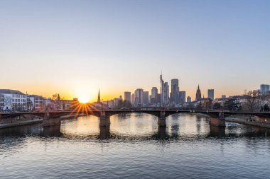 Akşamları, günbatımında modern bir silueti olan Main Nehri 'ne bakın. Şehrin ve Frankfurt 'taki çevresinin güzel manzarası, Hesse.