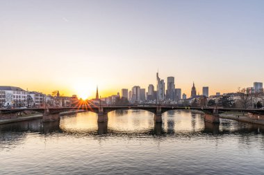 Akşamları, günbatımında modern bir silueti olan Main Nehri 'ne bakın. Şehrin ve Frankfurt 'taki çevresinin güzel manzarası, Hesse.