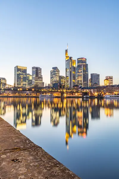 Akşamları, günbatımında modern bir silueti olan Main Nehri 'ne bakın. Şehrin ve Frankfurt 'taki çevresinin güzel manzarası, Hesse.