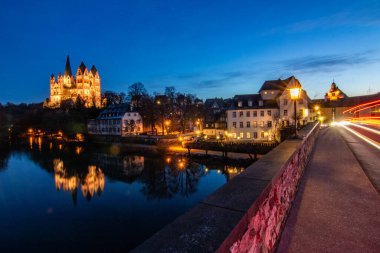 Lahn Nehri 'nin güzel manzarası, kıyılar boyunca bir sürü ağaç ve çalı var. Sabah gündoğumunda çekilen görüntüler nehir kıyısında ve Limburg Katedrali 'nde görülebiliyor Hesse.