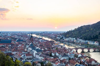Nehir kenarındaki bir kasabanın manzara fotoğrafı. Köprüdeki tarihi bir binanın görüntüsü. Sabahları yarı keresteli ev ve belediye binası. Bamberg, Bavyera, Almanya 'da Doğa