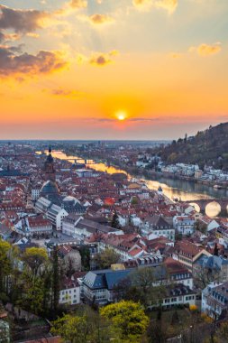 Nehir kenarındaki bir kasabanın manzara fotoğrafı. Köprüdeki tarihi bir binanın görüntüsü. Sabahları yarı keresteli ev ve belediye binası. Bamberg, Bavyera, Almanya 'da Doğa
