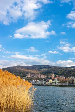 Schne Aussicht auf und in der Natur ber eine Stadt. Sonnenuntergang und wunderschnen Farben und Wolken 'ın önünde. Heidelberg, Baden-Wrttemberg, Almanya
