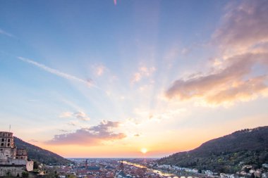 Schne Aussicht auf und in der Natur ber eine Stadt. Sonnenuntergang und wunderschnen Farben und Wolken 'ın önünde. Heidelberg, Baden-Wrttemberg, Almanya