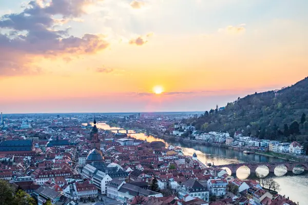 Nehir kenarındaki bir kasabanın manzara fotoğrafı. Köprüdeki tarihi bir binanın görüntüsü. Sabahları yarı keresteli ev ve belediye binası. Bamberg, Bavyera, Almanya 'da Doğa