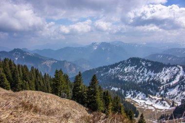 Bir bahar tırmanışının manzara fotoğrafı. Alman Alpleri 'nin güneş ışığındaki tipik manzara