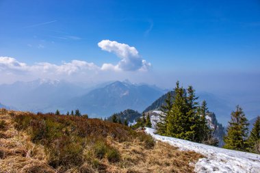 Bir bahar tırmanışının manzara fotoğrafı. Alman Alpleri 'nin güneş ışığındaki tipik manzara