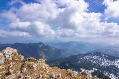 Bir bahar tırmanışının manzara fotoğrafı. Alman Alpleri 'nin güneş ışığındaki tipik manzara