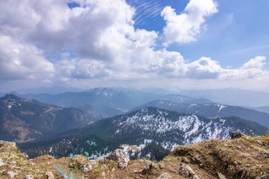 Bir bahar tırmanışının manzara fotoğrafı. Alman Alpleri 'nin güneş ışığındaki tipik manzara