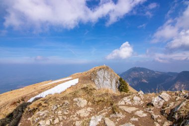 Bir bahar tırmanışının manzara fotoğrafı. Alman Alpleri 'nin güneş ışığındaki tipik manzara