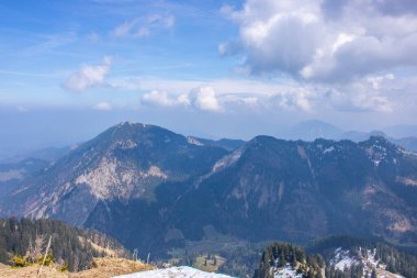 Bir bahar tırmanışının manzara fotoğrafı. Alman Alpleri 'nin güneş ışığındaki tipik manzara