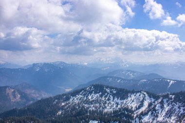 Bir bahar tırmanışının manzara fotoğrafı. Alman Alpleri 'nin güneş ışığındaki tipik manzara