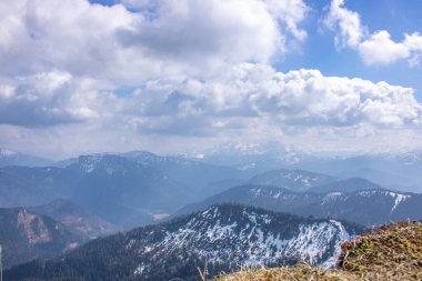 Bir bahar tırmanışının manzara fotoğrafı. Alman Alpleri 'nin güneş ışığındaki tipik manzara