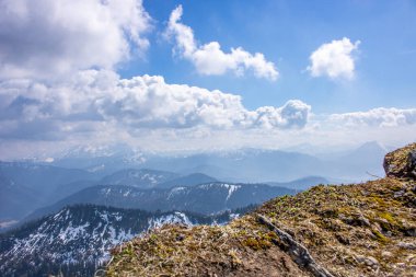 Bir bahar tırmanışının manzara fotoğrafı. Alman Alpleri 'nin güneş ışığındaki tipik manzara