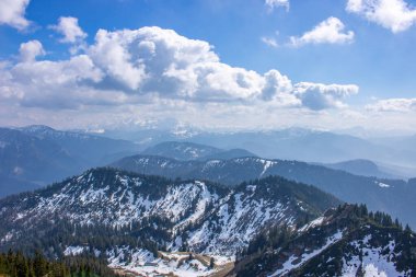 Bir bahar tırmanışının manzara fotoğrafı. Alman Alpleri 'nin güneş ışığındaki tipik manzara