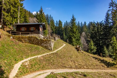 Bir bahar tırmanışının manzara fotoğrafı. Alman Alpleri 'nin güneş ışığındaki tipik manzara