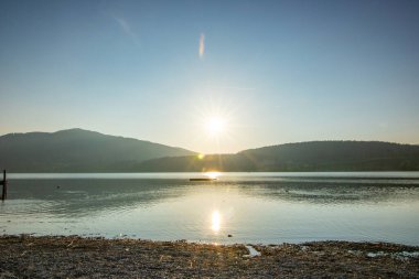 Deniz manzarası çok güzel. Suda yansımaları olan rüya gibi bir gün batımı. Chiemsee Gölü, Bavyera, Almanya