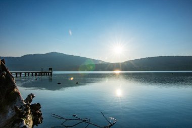Deniz manzarası çok güzel. Suda yansımaları olan rüya gibi bir gün batımı. Chiemsee Gölü, Bavyera, Almanya