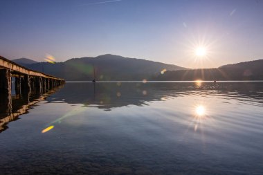 Deniz manzarası çok güzel. Suda yansımaları olan rüya gibi bir gün batımı. Chiemsee Gölü, Bavyera, Almanya