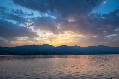 Deniz manzarası çok güzel. Suda yansımaları olan rüya gibi bir gün batımı. Chiemsee Gölü, Bavyera, Almanya